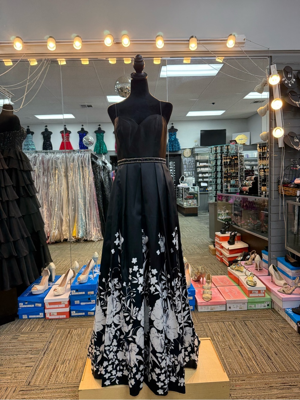 DAVE AND JOHNNY A6738 SIZE 8 BLACK IVORY FLORAL FORMAL PROM HOMECOMING GOWN